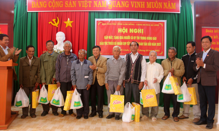 Ông Võ Văn Hoàng – Trưởng Ban Dân tộc tỉnh tặng quà cho người có uy tín huyện Di Linh