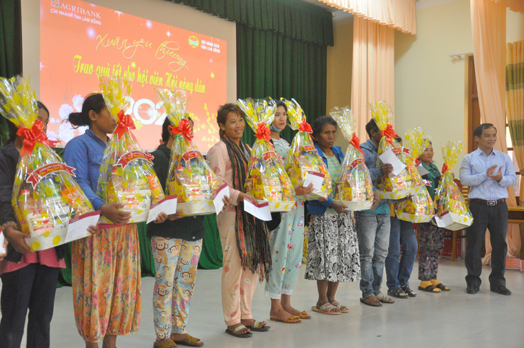 Hội Nông dân tỉnh và Ngân hàng Agribank Lâm Đồng tặng quà tết cho hội viên