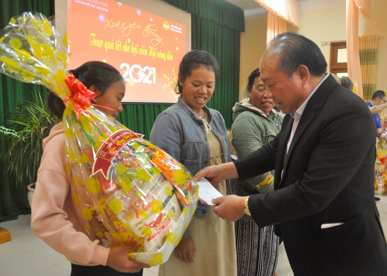 Lãnh đạo Hội Nông dân và Ngân hàng Agribank tặng quà cho hội viên tại hai xã Đạ Chais và Xã Lát