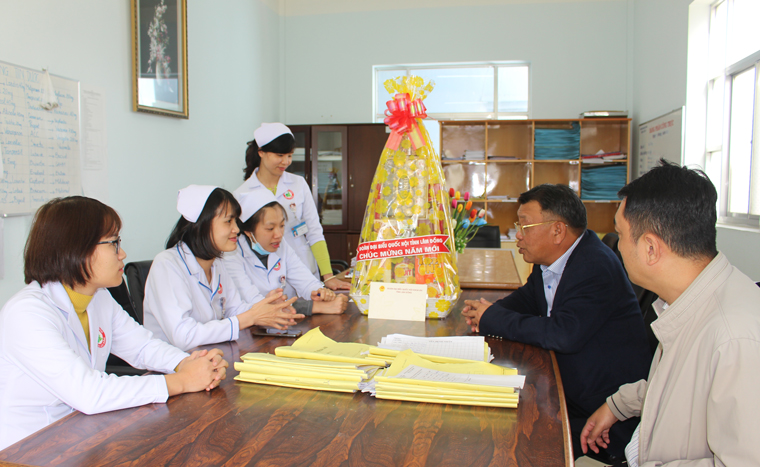Phó Trưởng đoàn chuyên trách Đoàn ĐBQH Lâm Đồng Nguyễn Tạo động viên, chúc tết đội ngũ y bác sĩ, nhân viên Ban Bảo vệ chăm sóc sức khỏe cán bộ tỉnh