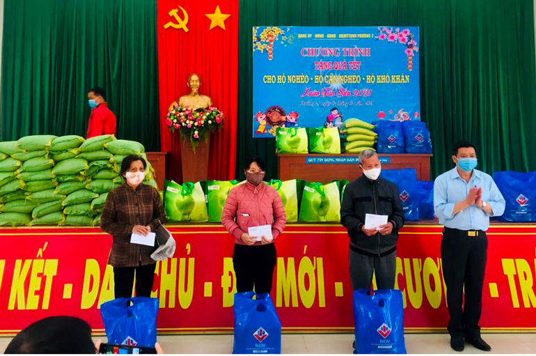 Ông Nguyễn Văn Nhâm – Bí thư Đảng ủy Phường 2 trao quà tết cho các hộ nghèo trên địa bàn