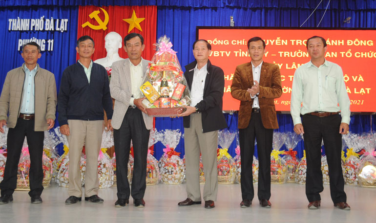 Trưởng Ban Tổ chức Tỉnh ủy trao 125 suất quà tết tại Đà Lạt