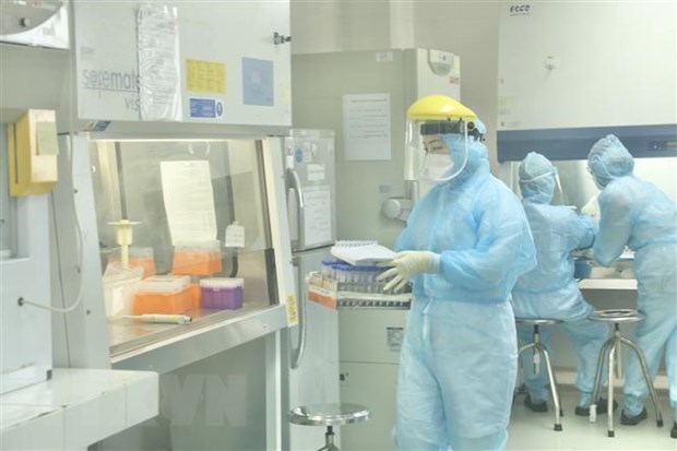 Nhân viên CDC Hà Nội làm xét nghiệm COVID-19