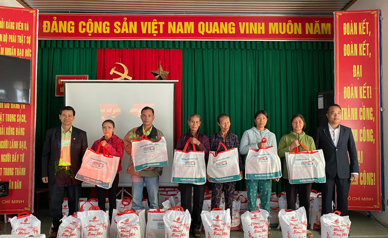 Ngân hàng Kiên Long phối hợp với Ủy ban MTTQ Việt Nam huyện Đức Trọng trao quà cho người dân có hoàn cảnh khó khăn