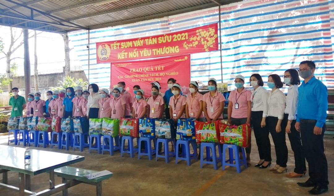 LĐLĐ TP Bảo Lộc và Vietinbank tặng quà tết cho các công nhân, lao động nghèo