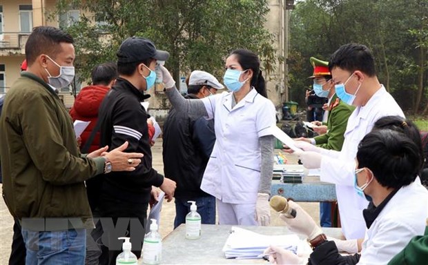 Kiểm tra y tế trước khi người dân hoàn thành cách ly về quê đón Tết