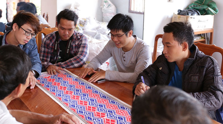 Các thành viên của Ethnicity trong quá trình sưu tầm hoa văn thổ cẩm ở Lâm Đồng. Ảnh: NVCC