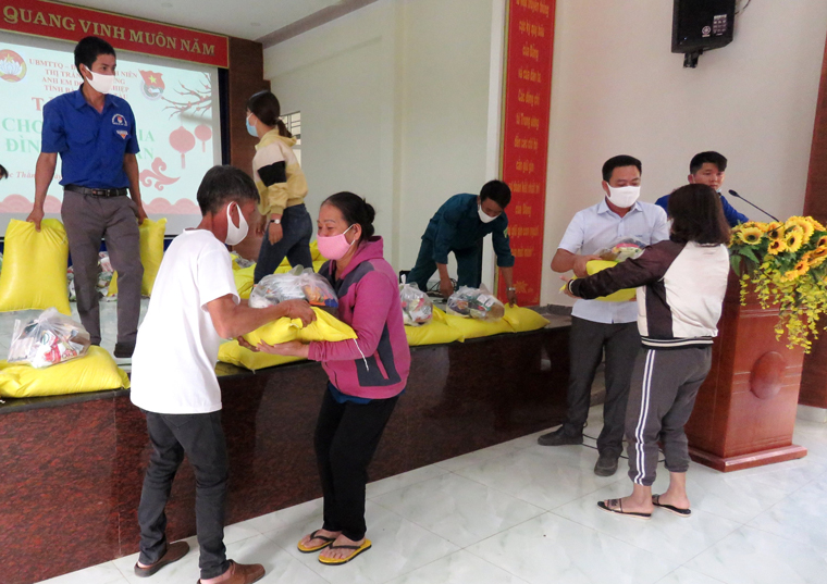 Tuổi trẻ huyện Bảo Lâm phối hợp cùng các đơn vị tài trợ trao tặng quà tết cho các hoàn cảnh khó khăn trên địa bàn
