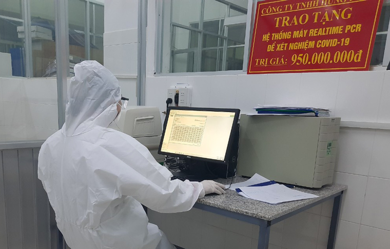 Kỹ thuật viên làm việc trên hệ thống máy Realtime - PCR xét nghiệm SARS-CoV-2 tại Trung tâm Kiểm soát Bệnh tật Lâm Đồng