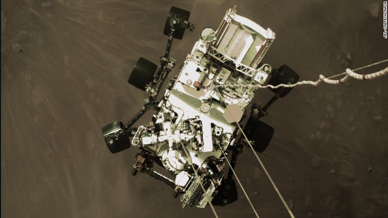 Bức ảnh cho thấy tàu Perservance ở trên không ngay trước khi chạm bánh xuống Sao Hỏa