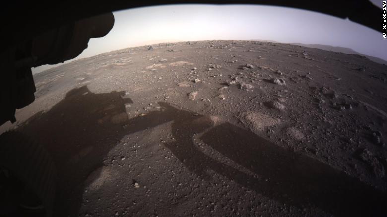 Bức ảnh màu đầu tiên mà tàu Perseverance gửi về từ Sao Hỏa