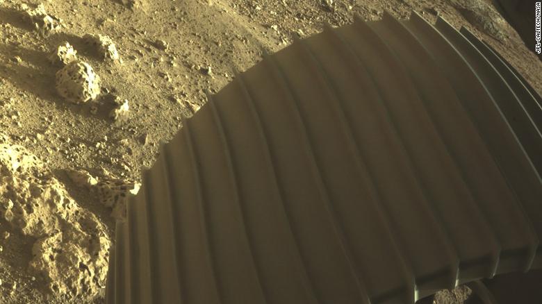 Đá trên Sao Hỏa có các lỗ nhỏ khiến các nhà khoa học tò mò