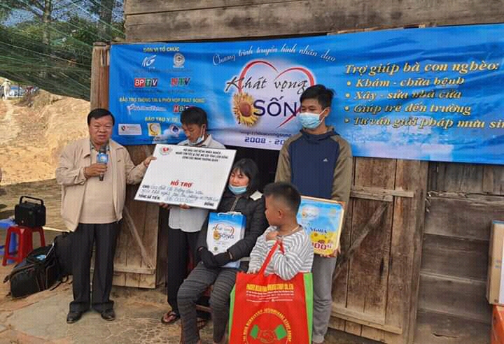 Ông Nguyễn Văn Lực – Chủ tịch Hội Bảo trợ Bệnh nhân nghèo – Người Tàn tật và Trẻ mồ côi Lâm Đồng trao tài trợ cho gia đình chị Vân 