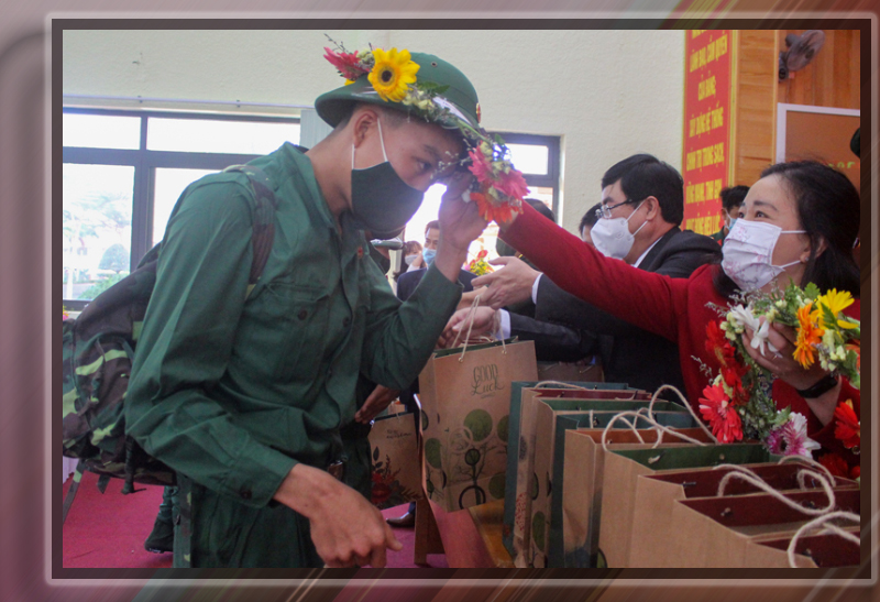 Đồng chí Lê Thị Thêu – Giám đốc Sở Lao động Thương binh và Xã hội tặng hoa cho các tân binh