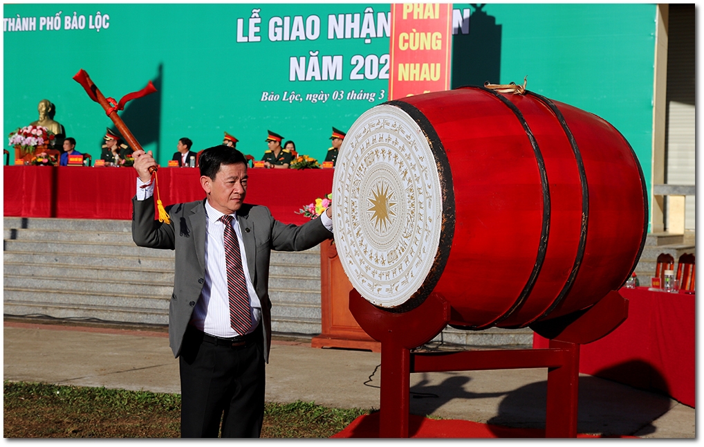 Đồng chí Phan Văn Đa - Phó Chủ tịch UBND tỉnh Lâm Đồng đánh trống khai hội lễ giao nhận quân