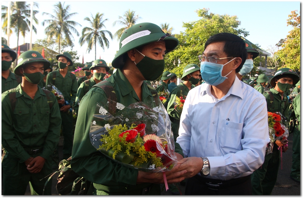 Đồng chí Võ Ngọc Hiệp, Ủy viên Ban Thường vụ Tỉnh ủy, Chủ tịch Ủy ban MTTQ Việt Nam tỉnh tặng hoa và động viên tân binh lên đường nhập ngũ