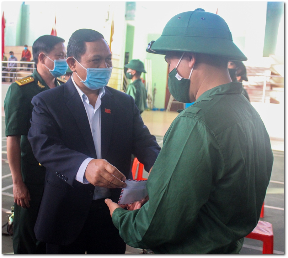 Đồng chí K’Mák – Ủy viên Ban Thường vụ Tỉnh ủy, Phó Chủ tịch HĐND tỉnh trao quà cho các tân binh lên đường nhập ngũ