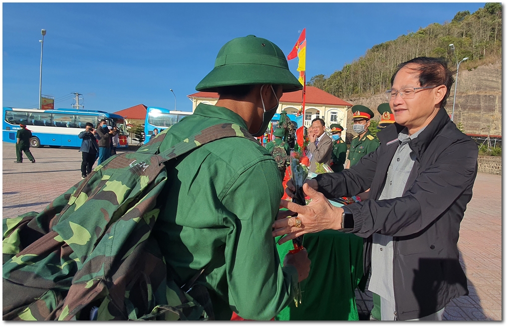 Đồng chí Nguyễn Trọng Ánh Đông - Ủy viên Ban Thường vụ, Trưởng Ban Tổ chức Tỉnh ủy đã đến dự và động viên các tân binh Đơn Dương lên đường nhập ngũ
