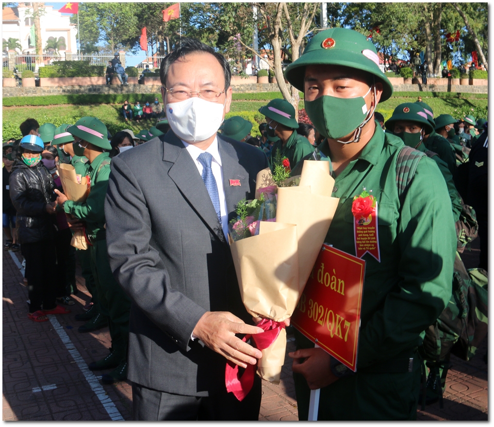 Đồng chí Nguyễn Văn Yên – Ủy viên Ban Thường vụ Tỉnh ủy, Trưởng Ban Nội chính Tỉnh ủy động viên các tân binh lên đường nhập ngũ
