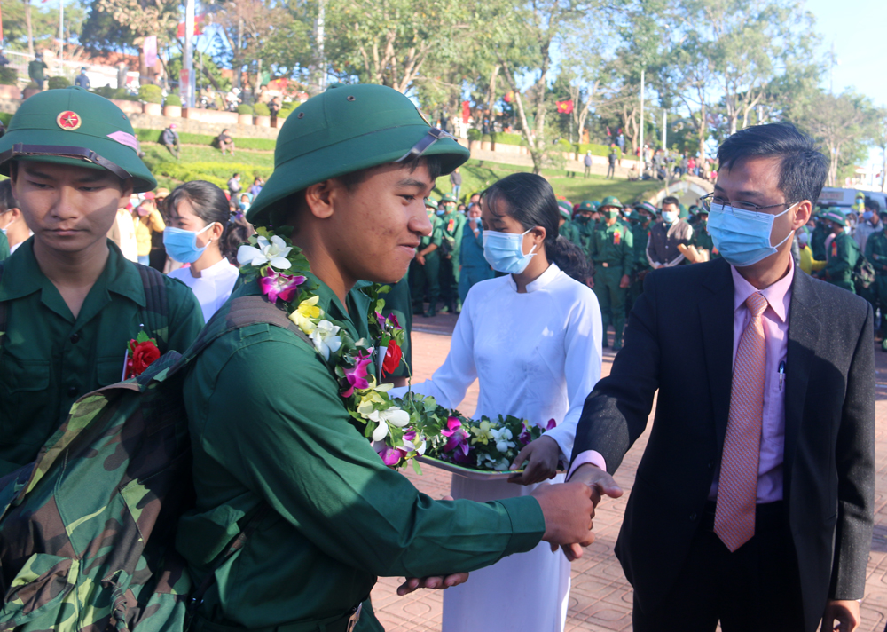 Đồng chí Đinh Văn Tuấn - Bí thư Huyện ủy Di Linh động viên, chúc mừng thanh niên nhập ngũ