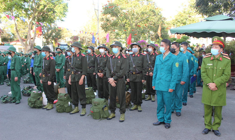 Các tân binh thành phố Đà Lạt phấn khởi tham dự lễ với tinh thần sẵn sàng lên đường nhập ngũ phục vụ Tổ quốc