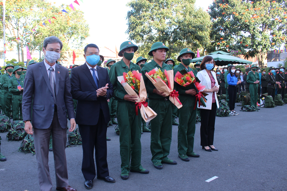 Lãnh đạo thành phố Đà Lạt tặng hoa chúc mừng các tân binh lên đường nhập ngũ