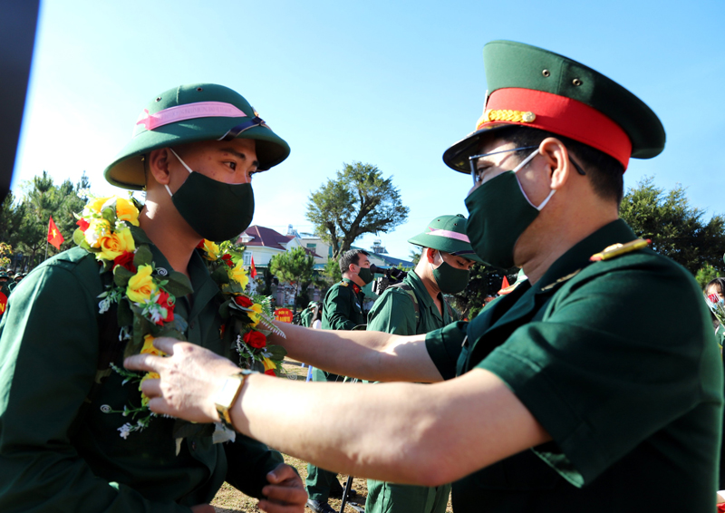 Thiếu tướng Du Trường Giang - Phó Tư lệnh Quân khu 7 tặng hoa chúc mừng, động viên các tân binh