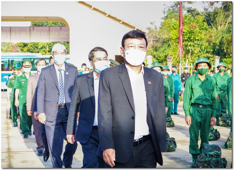 Các đồng chí lãnh đạo tỉnh và địa phương đến dự tại lễ giao nhận quân tại Đam Rông