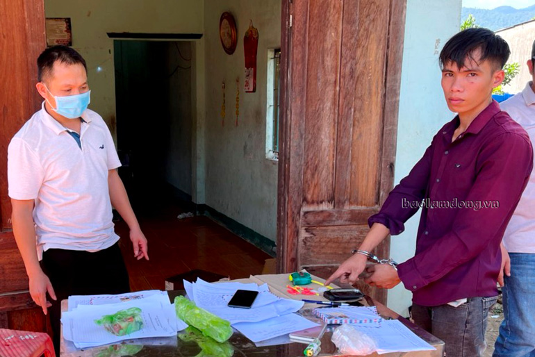 Nguyễn Phước (mặc áo tím) bị Công an huyện Đạ Huoai bắt giữ quả tang khi đang tàng trữ trái phép chất ma túy