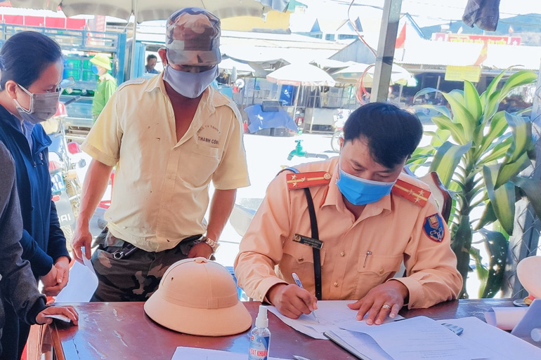 Công an huyện Đam Rông thực hiện nhiệm vụ trực 24/24h tại chốt kiểm soát phòng, chống dịch COVID-19 số 4