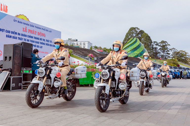 Lực lượng Cảnh sát giao thông ra quân tuyên truyền đảm bảo trật tự an toàn giao thông