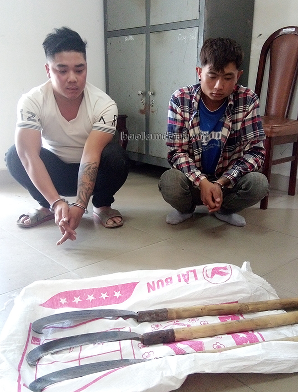 Nguyễn Minh Tài (bên trái) và Mã Hữu Hội cùng các dao phát sử dụng để chém người trọng thương