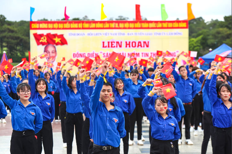 Thanh niên biểu diễn văn nghệ chào mừng Đại hội đại biểu Đảng bộ tỉnh Lâm Đồng lần thứ XI. Ảnh: Chính Thành
