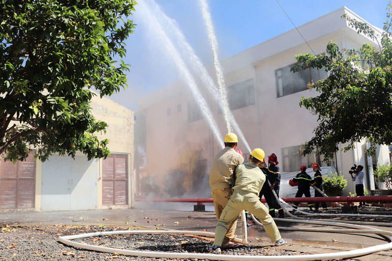 Truyền tải điện Lâm Đồng thực tập phương án chữa cháy và cứu nạn, cứu hộ