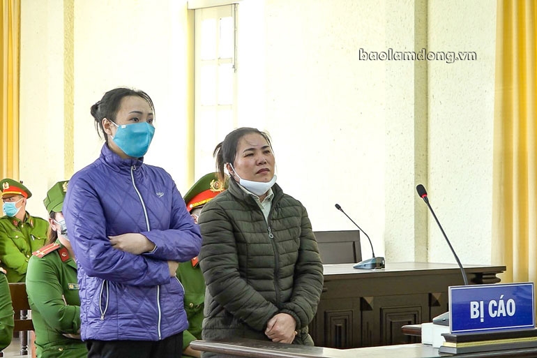 2 bị cáo Phạm Thị Ánh (bên trái) và Nguyễn Thị Phương nghe tòa tuyên án