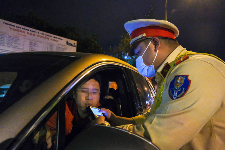 Đội Cảnh sát Giao thông - Trật tự Công an Đà Lạt kiểm tra nồng độ cồn tài xế trên đường Trần Phú theo chuyên đề
