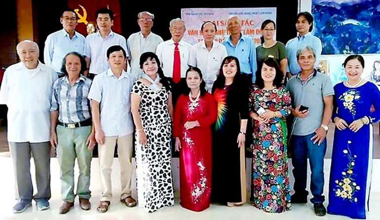 Văn nghệ sĩ Lâm Đồng dự Trại sáng tác văn học nghệ thuật tại Tam Đảo năm 2020. Ảnh: Hà Hữu Nết