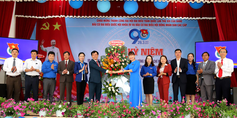 Lãnh đạo huyện Bảo Lâm tặng hoa chúc mừng tuổi trẻ địa phương