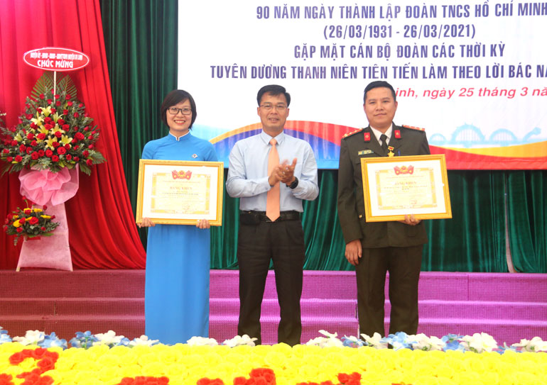 Đồng chí Đinh Văn Tuấn - Bí thư huyện ủy Di Linh trao tặng bằng khen của Trung ương Đoàn cho tập thể và cá nhân