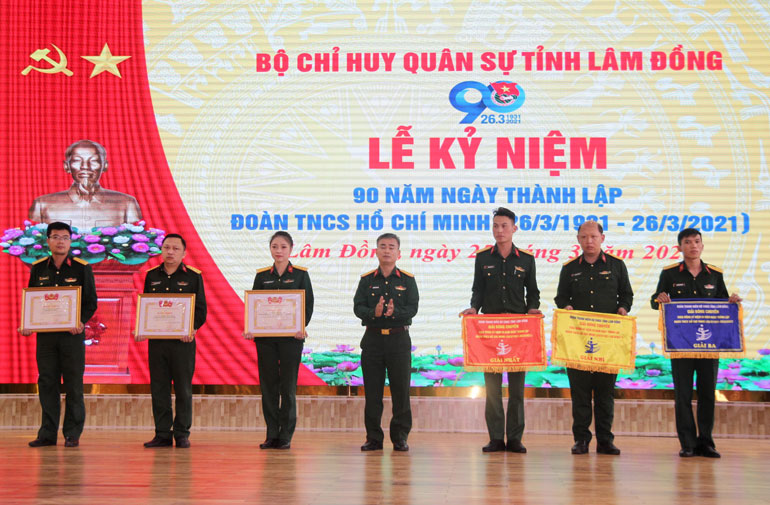 Đại tá Nguyễn Văn Sơn trao bằng khen của Trung ương Đoàn và khen thưởng các tập thể có thành tích tốt tại giải bóng chuyền chào mừng 90 năm ngày thành lập Đoàn