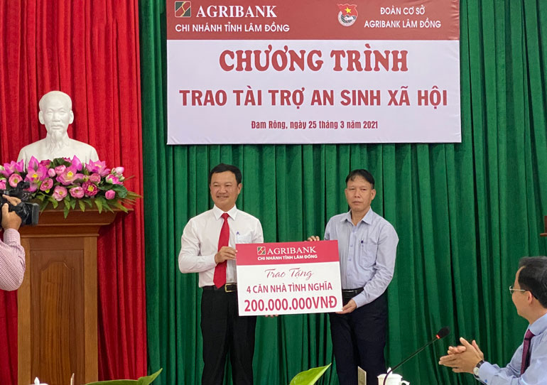 Ngân hàng Agribank Lâm Đồng trao tặng 200 triệu đồng xây dựng nhà tình nghĩa