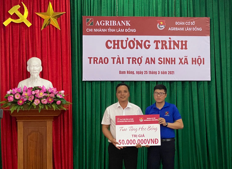 Đoàn Thanh niên Ngân hàng Agribank Lâm Đồng trao 50 triệu đồng để tặng học bổng cho học sinh nghèo