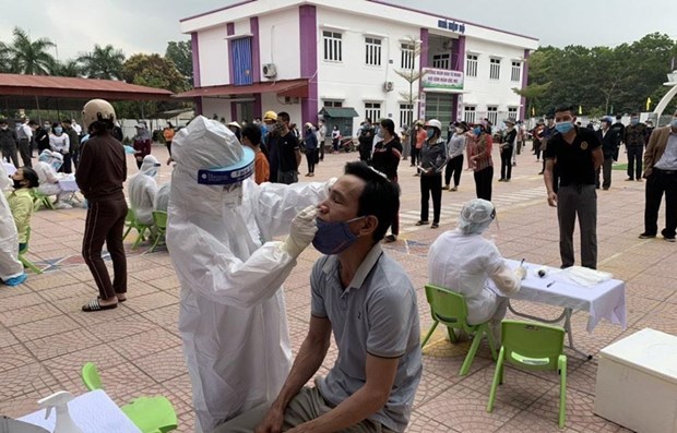 Lực lượng y tế thành phố Hải Dương lấy mẫu xét nghiệm SARS-CoV-2 cho người dân