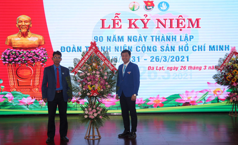 Tỉnh Đoàn Lâm Đồng tặng hoa chúc mừng Đoàn Trường Đại hội Đà Lạt
