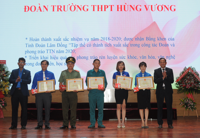 Tặng giấy khen của Chủ tịch UBND huyện Đơn Dương cho các tập thể và cá nhân