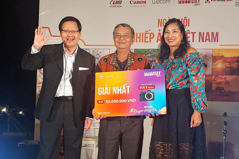 Trao giải nhất cuộc thi cho NSNA Nguyễn Văn Tuấn (TP Hồ Chí Minh)