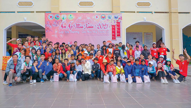 Cùng 3 CLB anh em, CLB Hành trình đỏ - Kết nối yêu thương tỉnh Lâm Đồng tổ chức chương trình “Ấm áp mùa xuân 2021” cho học sinh Trường THCS Đưng K’Nớ