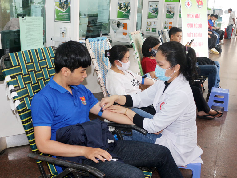 Các đoàn viên, thanh niên Khối Doanh nghiệp tỉnh tham gia hiến máu tình nguyện