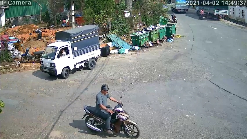 Hình ảnh người dân bỏ rác thải không đúng nơi quy định được camera an ninh ghi lại