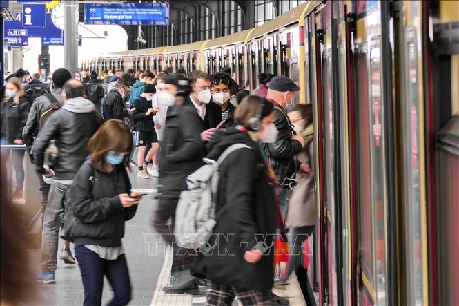Hành khách đeo khẩu trang phòng lây nhiễm COVID-19 tại ga tàu hỏa ở Berlin, Đức, ngày 25/3/2021